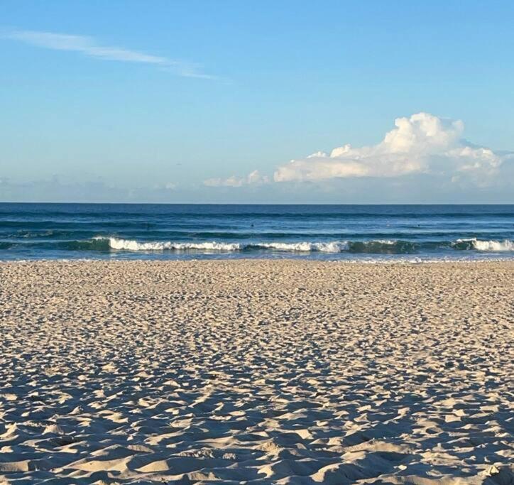Apartamento Chic Beachside Getaway 2Br 2Bath Fully Equipped Gold Coast Exterior foto