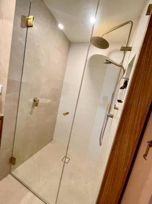 Apartamento Chic Beachside Getaway 2Br 2Bath Fully Equipped Gold Coast Exterior foto